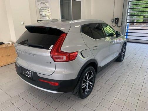 2025 Volvo XC40 B5 Core Bright Theme
