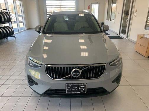 2024 Volvo XC40 B5 Plus Bright Theme