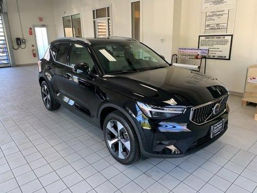 2025 Volvo XC40 B5 Plus Bright Theme