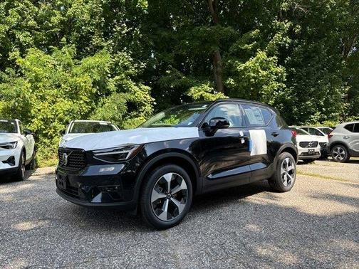 2025 Volvo XC40 B5 Plus Dark Theme