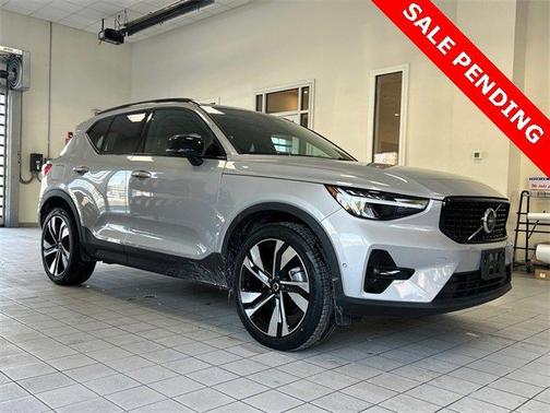 2025 Volvo XC40 B5 Plus Dark Theme
