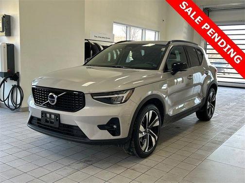 2025 Volvo XC40 B5 Plus Dark Theme