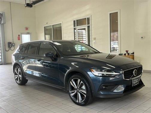 2025 Volvo V60 Cross Country B5 Plus