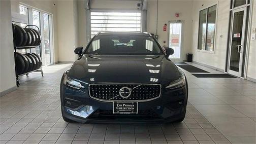2025 Volvo V60 Cross Country B5 Plus