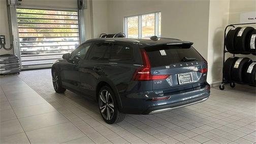 2025 Volvo V60 Cross Country B5 Plus
