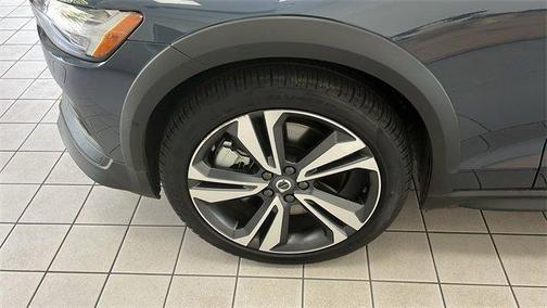 2025 Volvo V60 Cross Country B5 Plus