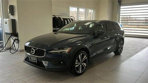 2025 Volvo V60 Cross Country B5 Plus