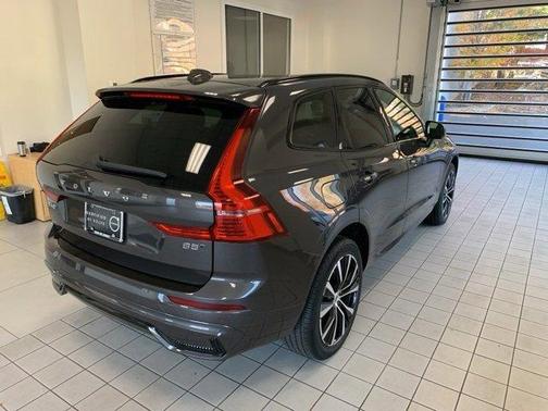 2023 Volvo XC60 B5 Plus Dark Theme