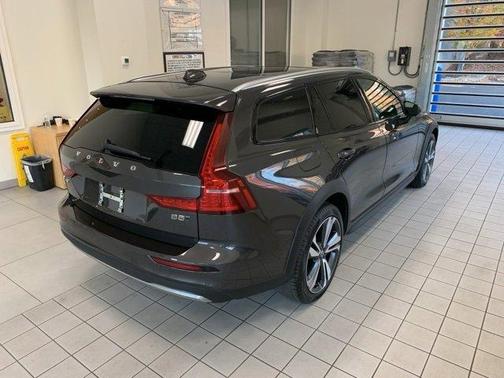 2025 Volvo V60 Cross Country B5 Plus