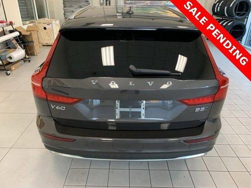 2025 Volvo V60 Cross Country B5 Plus