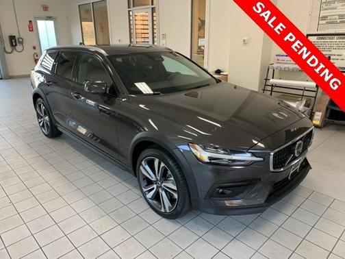 2025 Volvo V60 Cross Country B5 Plus