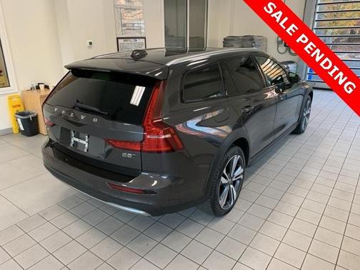 2025 Volvo V60 Cross Country B5 Plus