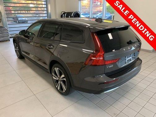 2025 Volvo V60 Cross Country B5 Plus