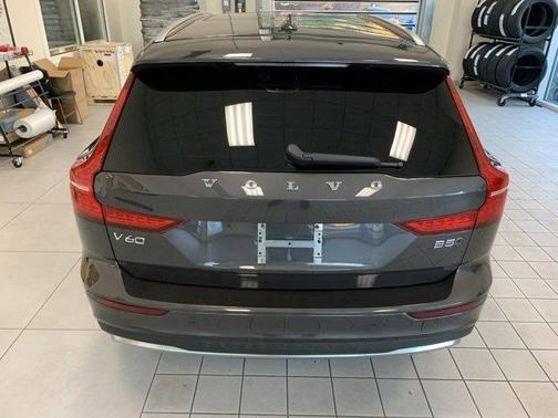 2025 Volvo V60 Cross Country B5 Plus