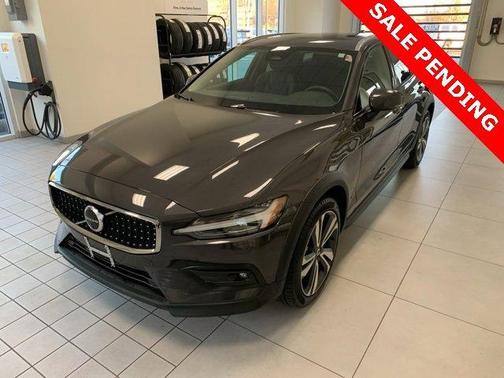 2025 Volvo V60 Cross Country B5 Plus