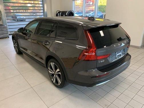 2025 Volvo V60 Cross Country B5 Plus