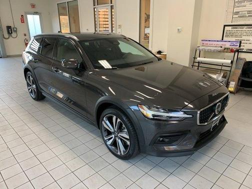 2025 Volvo V60 Cross Country B5 Plus