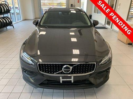 2025 Volvo V60 Cross Country B5 Plus