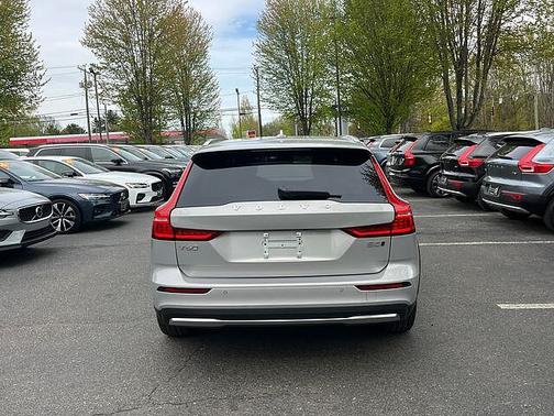 Silver Dawn 2025 Volvo V60 Cross Country Plus