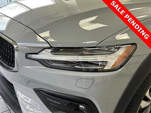 2025 Volvo V60 Cross Country B5 Plus