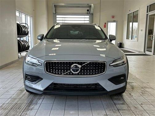 2025 Volvo V60 Cross Country B5 Plus