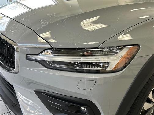 2025 Volvo V60 Cross Country B5 Plus