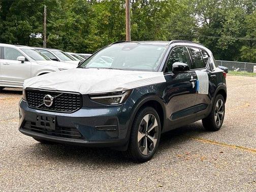 2026 Volvo XC40 B5 Core