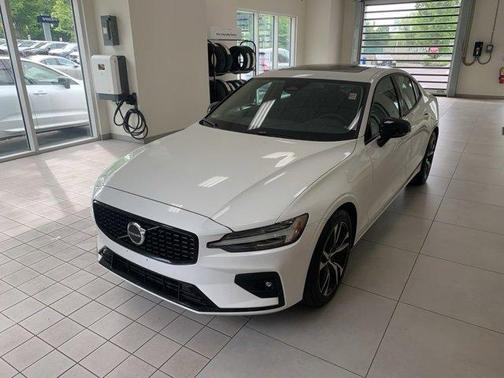 2024 Volvo S60 B5 Core Dark Theme