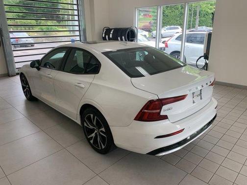 2024 Volvo S60 B5 Core Dark Theme