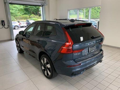 2024 Volvo XC60 Recharge Plug-In Hybrid T8 Plus Dark Theme