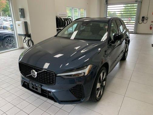2024 Volvo XC60 Recharge Plug-In Hybrid T8 Plus Dark Theme