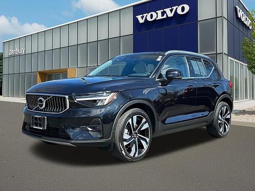 Onyx Black 2023 Volvo XC40 Plus