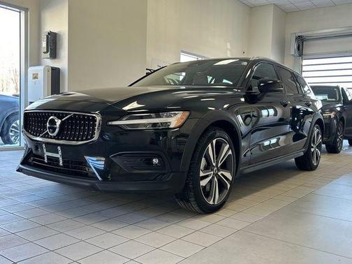 2025 Volvo V60 Cross Country B5 Plus