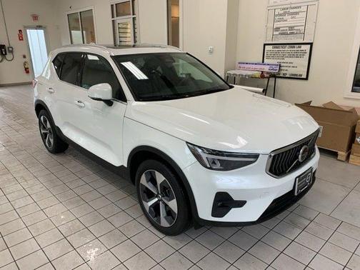 2023 Volvo XC40 B5 Plus Bright Theme