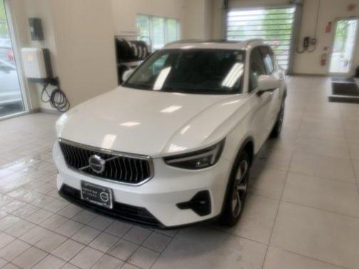 2023 Volvo XC40 B5 Plus Bright Theme