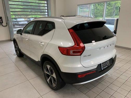 2023 Volvo XC40 B5 Plus Bright Theme