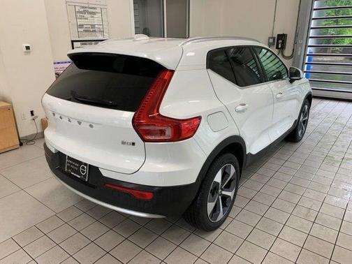 2023 Volvo XC40 B5 Plus Bright Theme