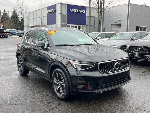 2025 Volvo XC40 Core