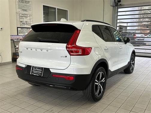 2024 Volvo XC40 B5 Core