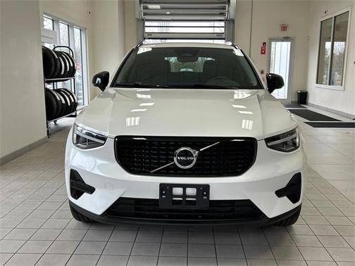 2024 Volvo XC40 B5 Core
