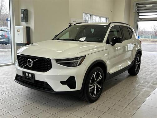 2024 Volvo XC40 B5 Core