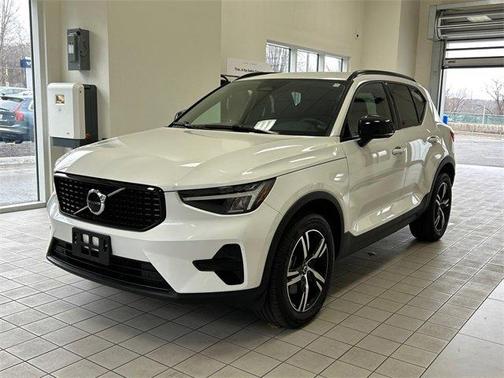 2024 Volvo XC40 B5 Core