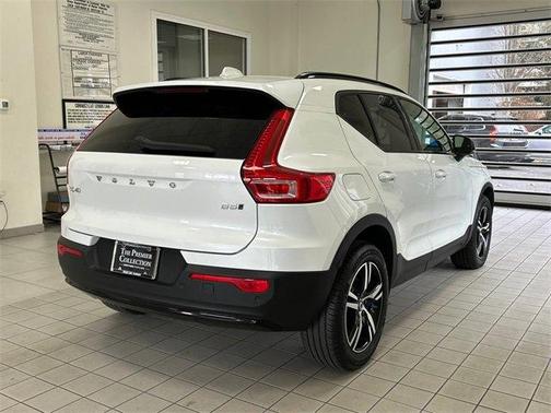 2024 Volvo XC40 B5 Core