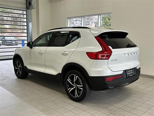 2024 Volvo XC40 B5 Core