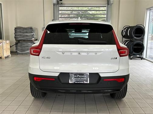 2024 Volvo XC40 B5 Core