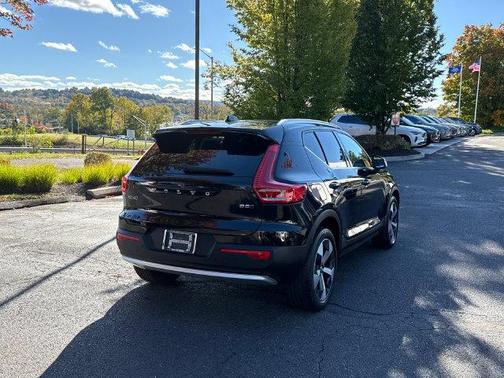 Onyx Black Metallic 2024 Volvo XC40 B5 Core