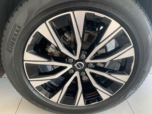 2023 Volvo XC60 B5 Plus Dark Theme