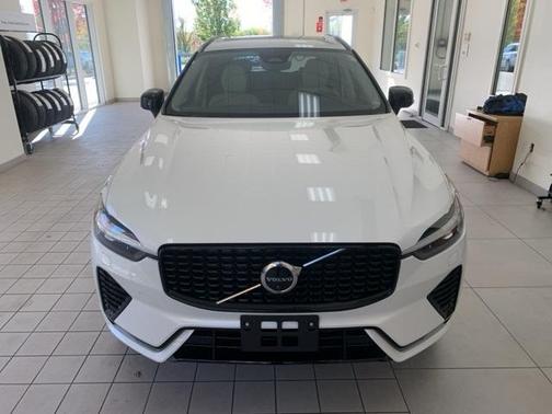 2023 Volvo XC60 B5 Plus Dark Theme