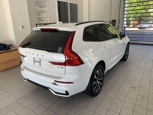 2023 Volvo XC60 B5 Plus Dark Theme