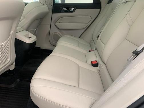 2023 Volvo XC60 B5 Plus Dark Theme
